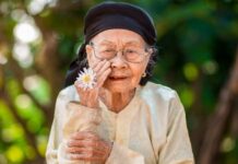 Mơ thấy bà ngoại báo mộng điềm dữ hay lành, đánh con gì?