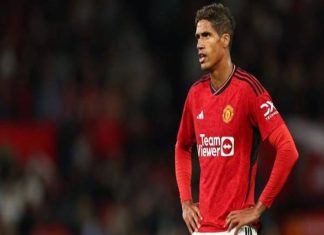 Tin MU 18/12: Quỷ đỏ chuẩn bị tiền tìm người thay thế Varane