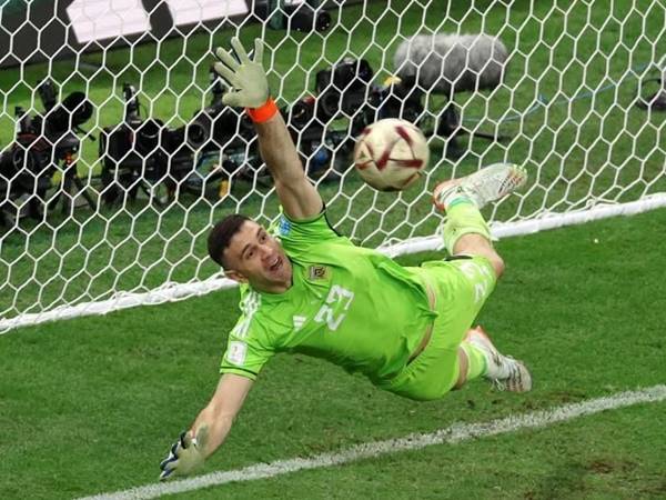 Emiliano Martinez với pha cản bóng xuất sắc