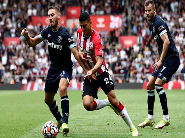 Cuộc đối đầu đầy duyên nợ giữa Southampton và West Ham